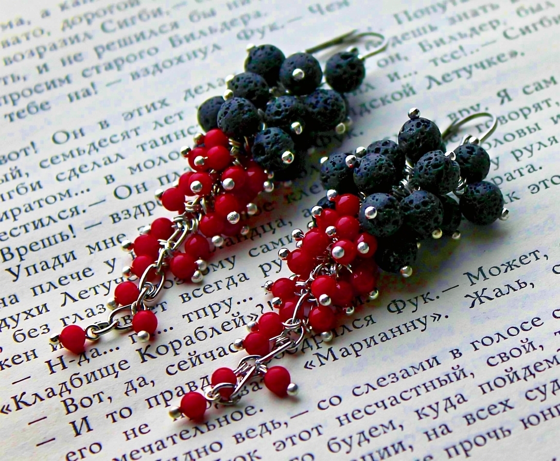 Роскошные серьги-грозди с натуральными камнями – кораллом и вулканической лавой