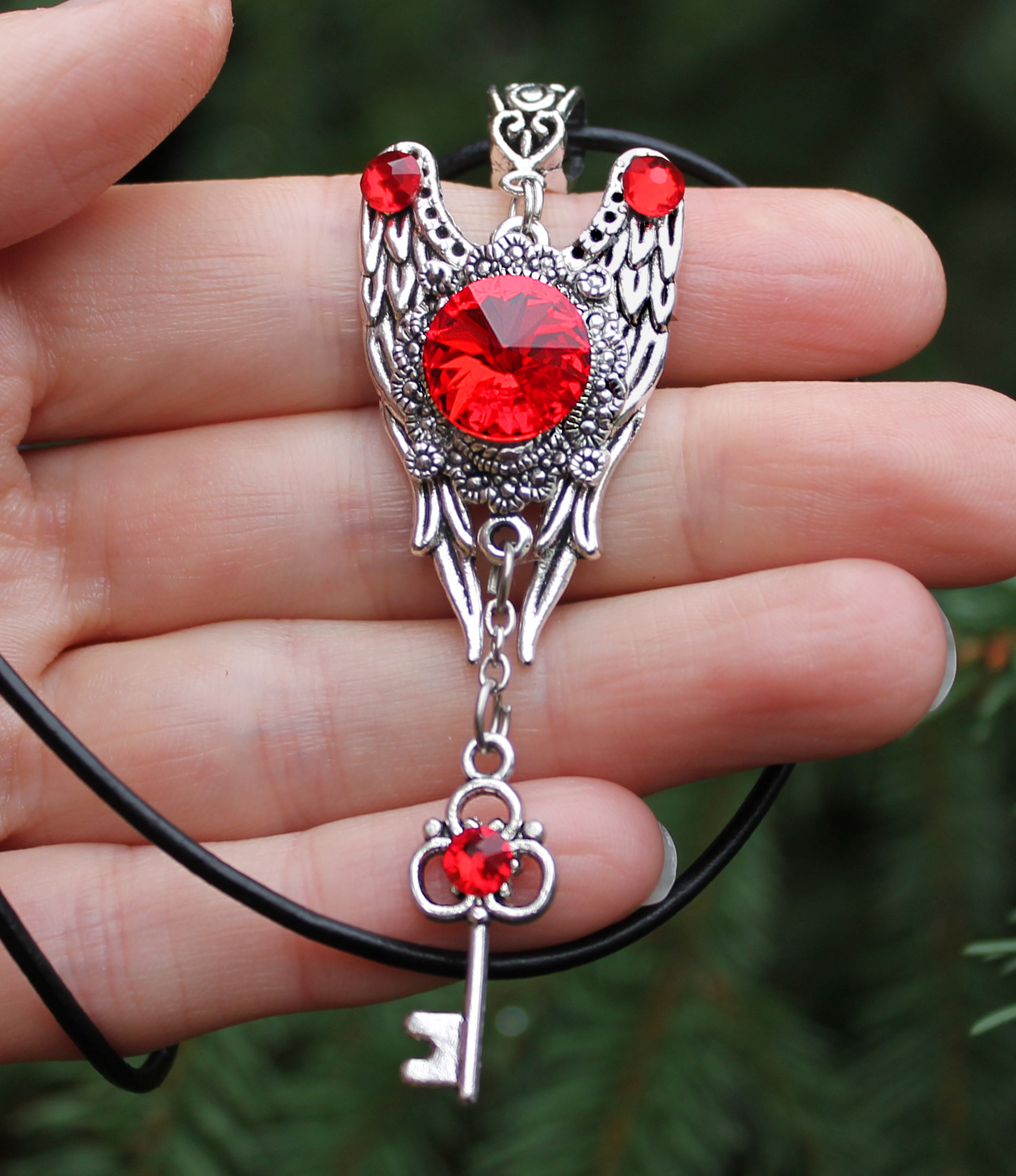 Винтажный кулон со Сваровски на шнуре из натуральной кожи