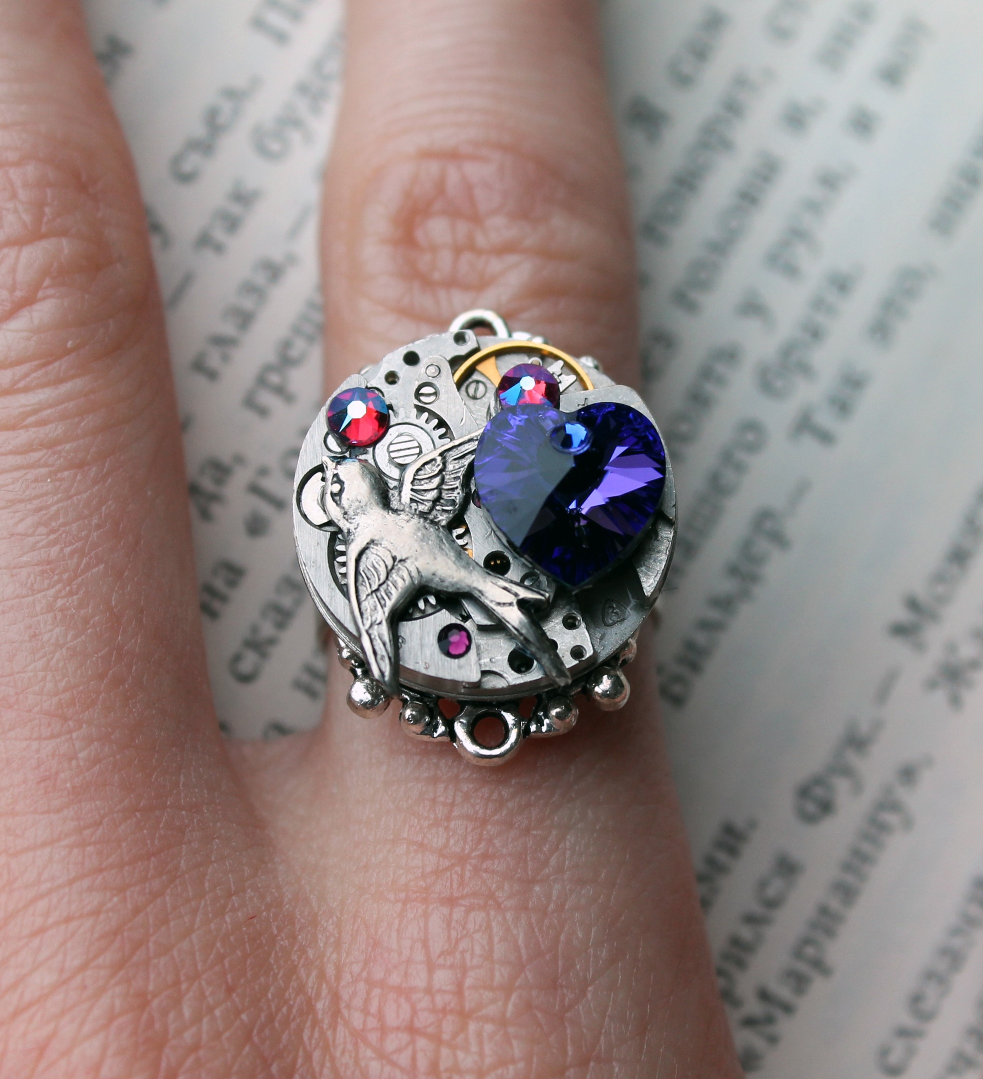 Стимпанк кольцо с кристаллами Swarovski и часовым механизмом