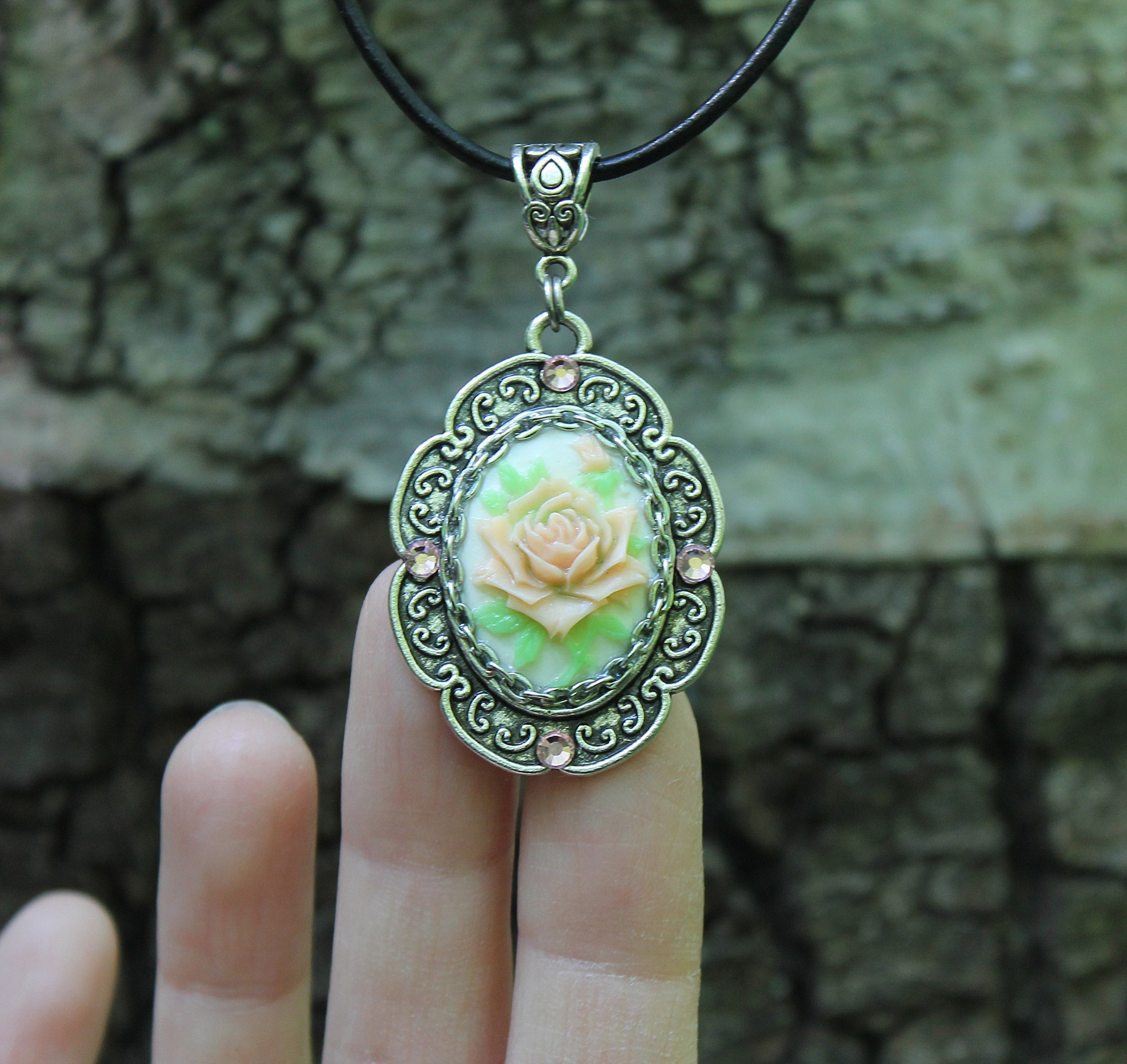 Колье с розой и Сваровски «Госпожа Бовари» на шнуре из натуральной кожи