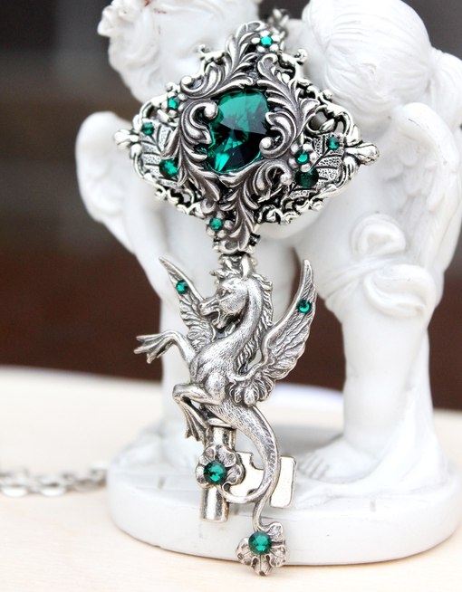 Изумрудная подвеска-ключик с величественным Пегасом