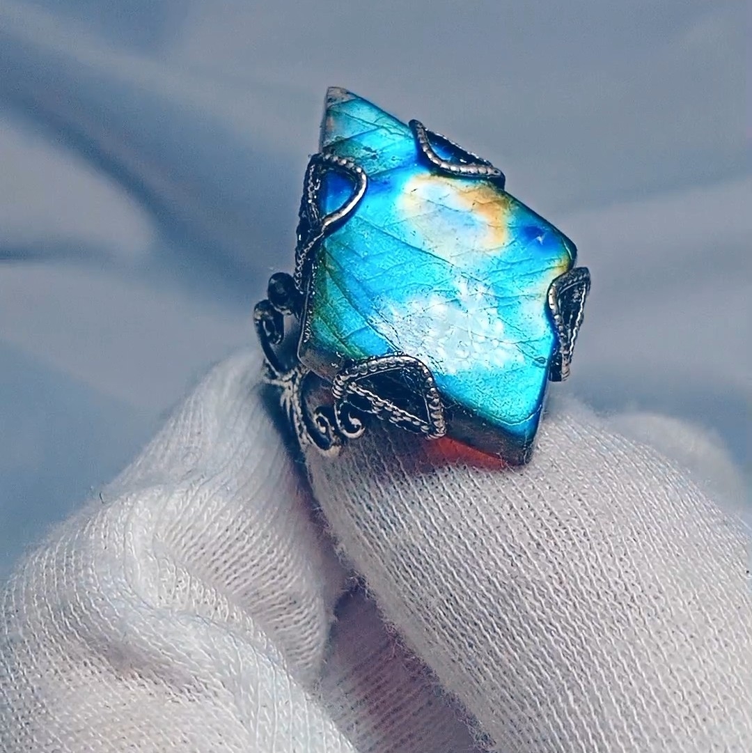 Купить Уникальное Кольцо "Симфония" с Редким Лабрадоритом Необычной Формы в SteamStyle - фото товара