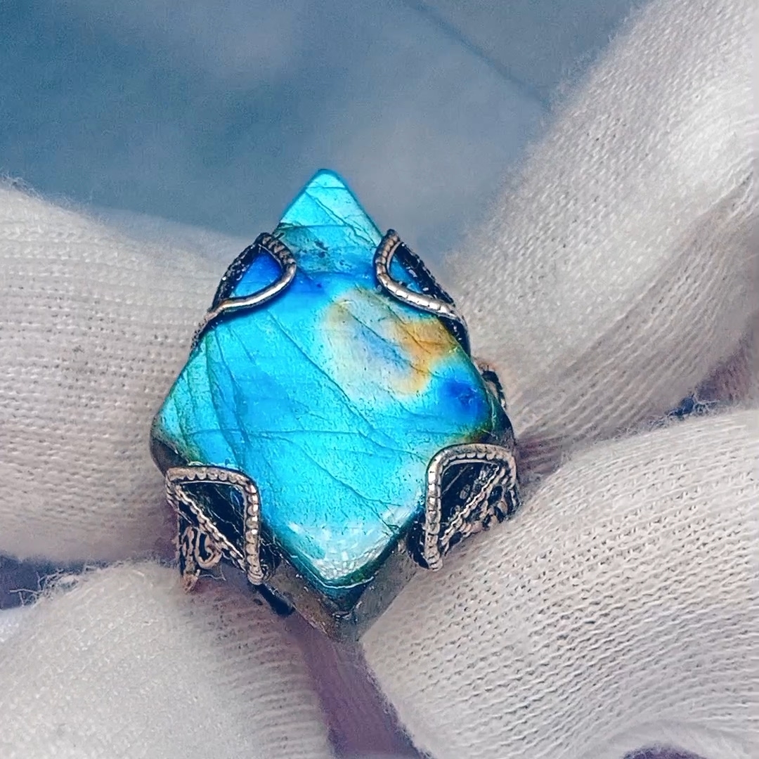 Уникальное Кольцо "Симфония" с Редким Лабрадоритом Необычной Формы