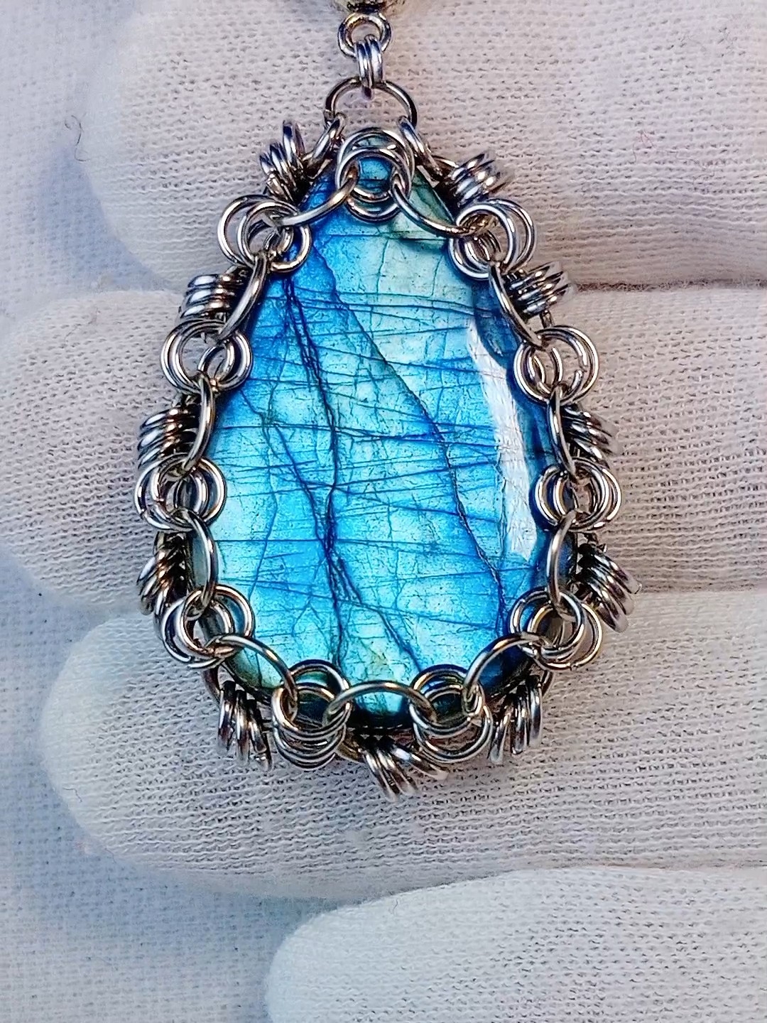 Кулон с натуральным редким Лабрадором "Водопад Грёз" ручное кольчужное плетение
