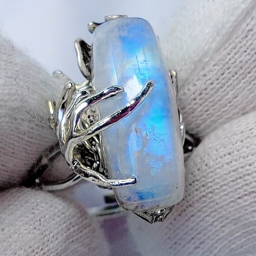 Купить Кольцо с натуральным Лунным редким камнем "В объятиях луны" в SteamStyle - фото товара