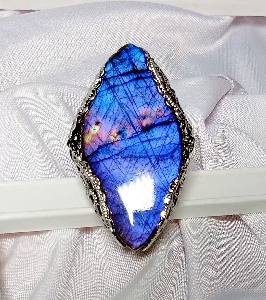 Купить Кольцо «Волшебное Озеро» с Редким Натуральным Крупным Лабрадором в SteamStyle - фото товара