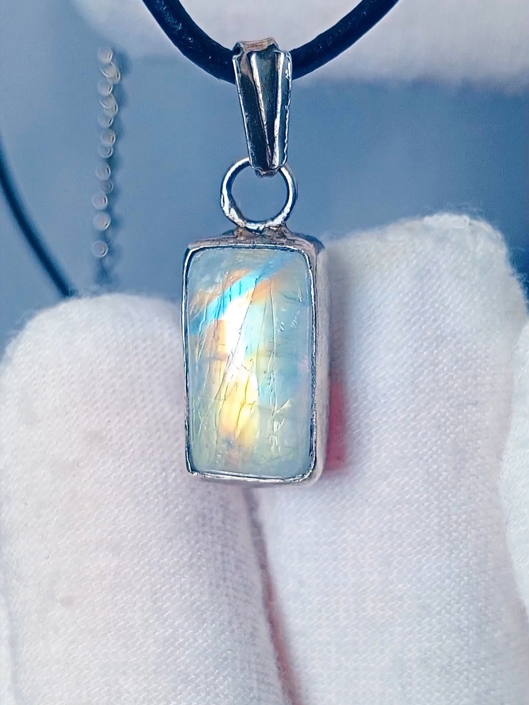 Серебряный Кулон Ручной Работы с Редким Лунным Камнем 🌙 «Там, где живёт свет»
