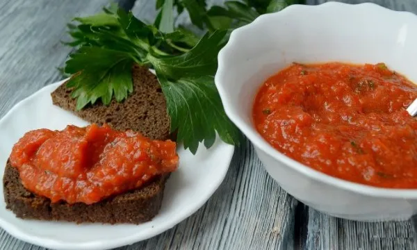 Лютеница по-болгарски. Рецепты с баклажанами, томатной пастой, морковью